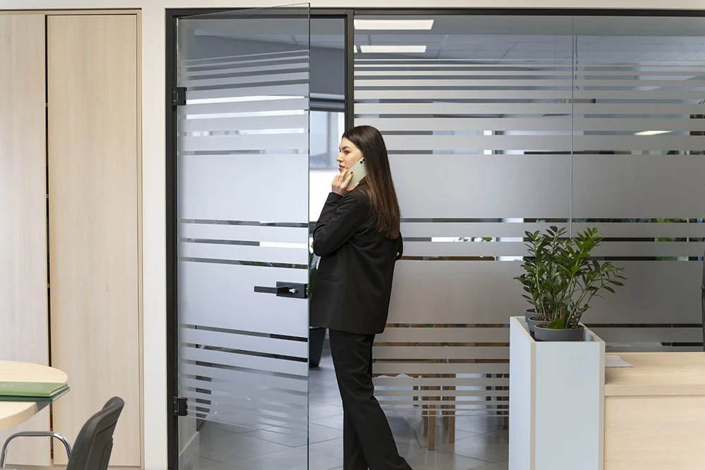 Dekoráció, iroda dekoráció, savmart, homokfúvott matrica