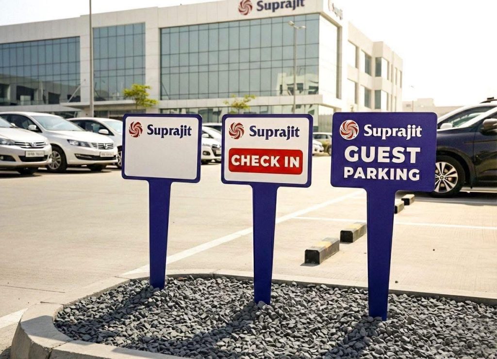 Formavágott dibond tábla, földbe szúrható, parkolási információk