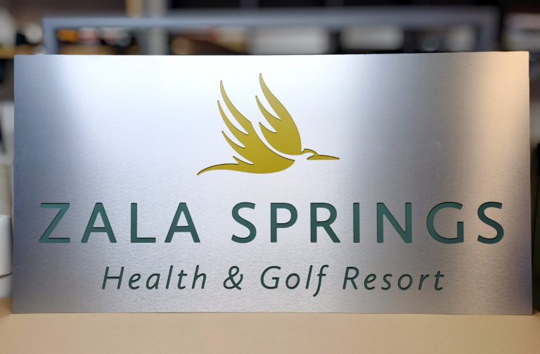 Formavágott dibond tábla. A prémium dekorációs megoldás.